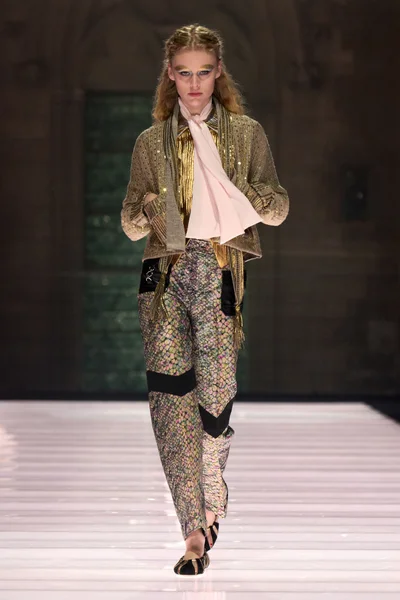 Look 16